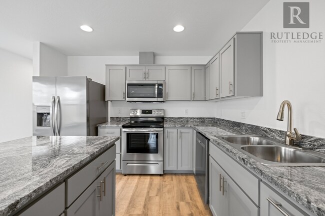 Building Photo - 3 Bed \ 2.5 Bath Gorgeous Newer Townhome!!