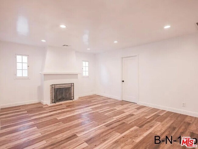 Building Photo - 923 N Stanley Ave