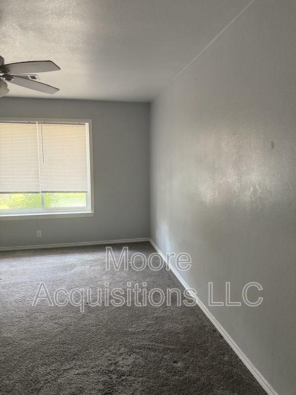 Building Photo - 3601 Oakwood Dr