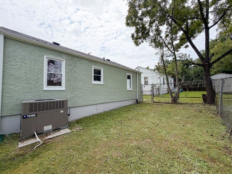 Building Photo - 825 Henderson Ave