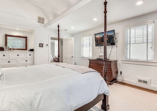 Building Photo - 3-Bed, 4-Bath Retreat in Chevy Chase!"