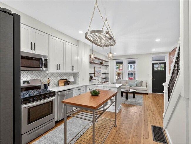 Building Photo - Gorgeous 4 Bedroom 2.5 Bathroom Available ...