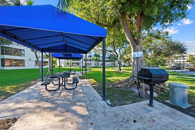 Building Photo - 1715 Whitehall Dr