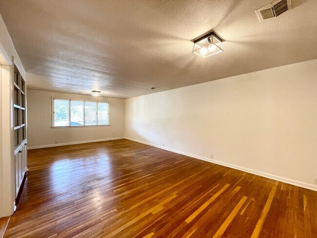 Building Photo - 3 Bedroom House with Mother in Law Suite i...