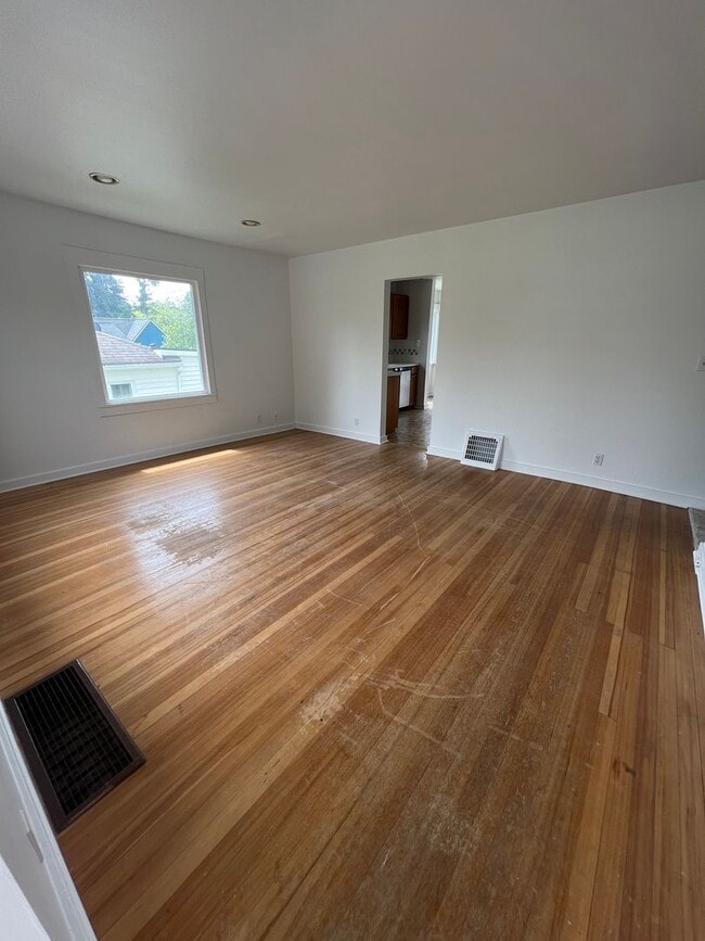 Building Photo - 3 Bedroom Greenwood Home!