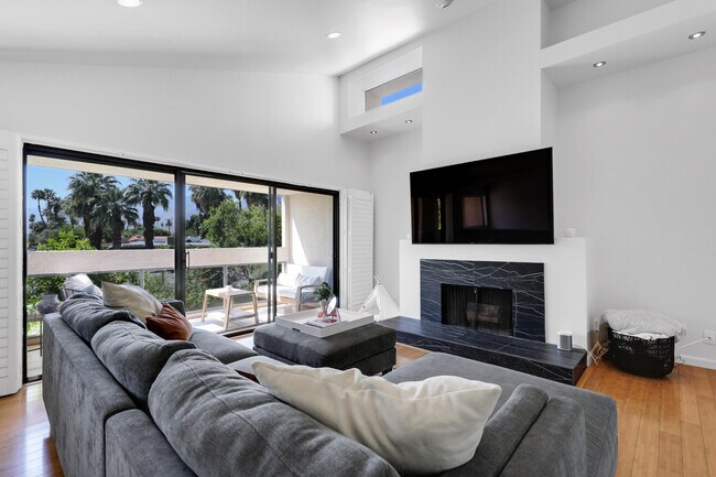 Building Photo - 835 Village Square S