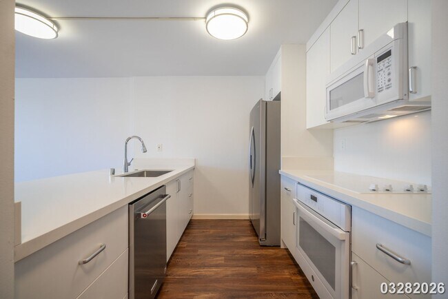 Building Photo - Convenient Honolulu Living – 1 Bedroom with Stunning Views!