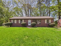 Building Photo - Charming 3-bedroom 1.5-bathroom all-Brick ...