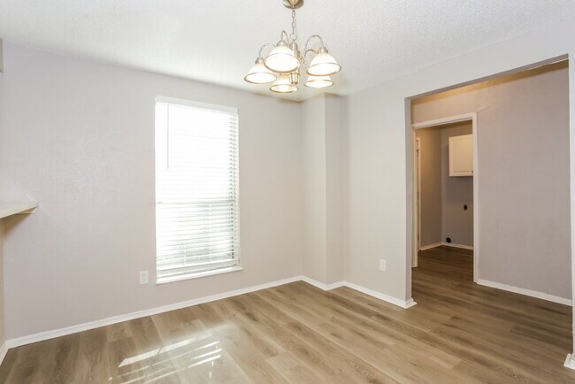 Building Photo - 3900 Dogwood Ct