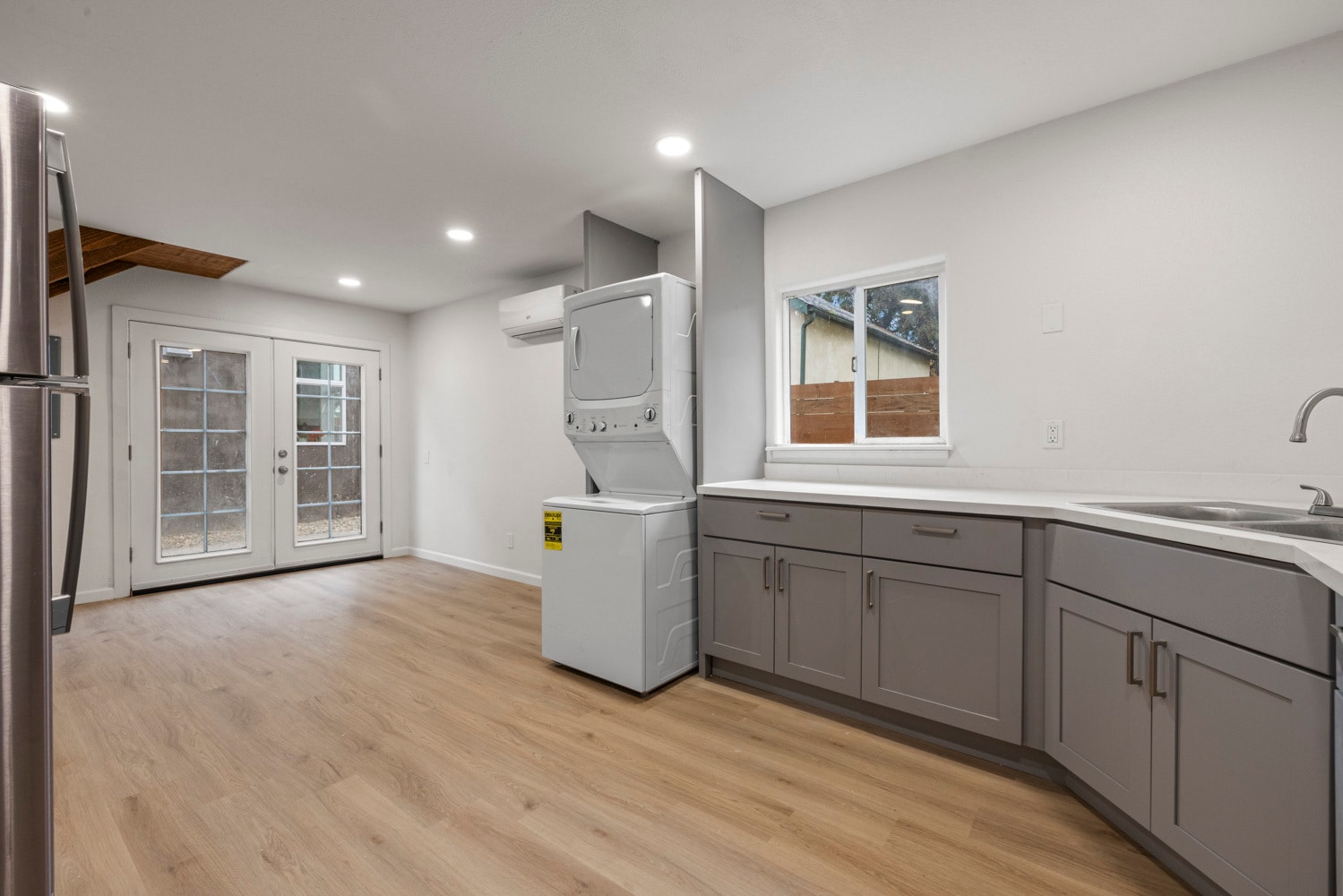 Building Photo - 214 Kimble St