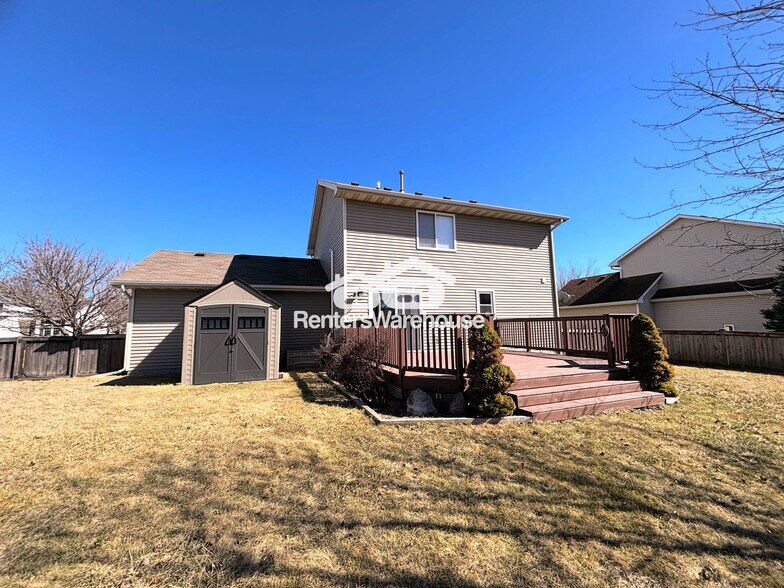 Building Photo - 330 NE Cardinal Ln