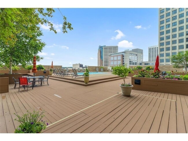 Building Photo - 66 9th St E