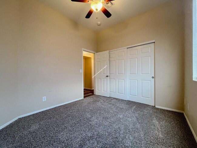 Building Photo - "Discover Your Desert Oasis: Spacious 3-Be...