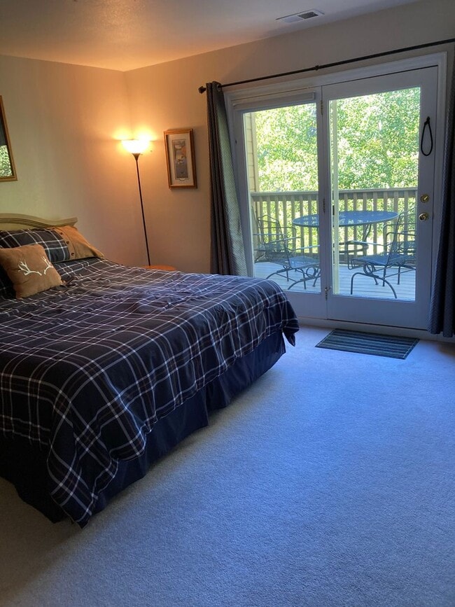 Building Photo - Bright and updated 3 bedroom with loft, In...