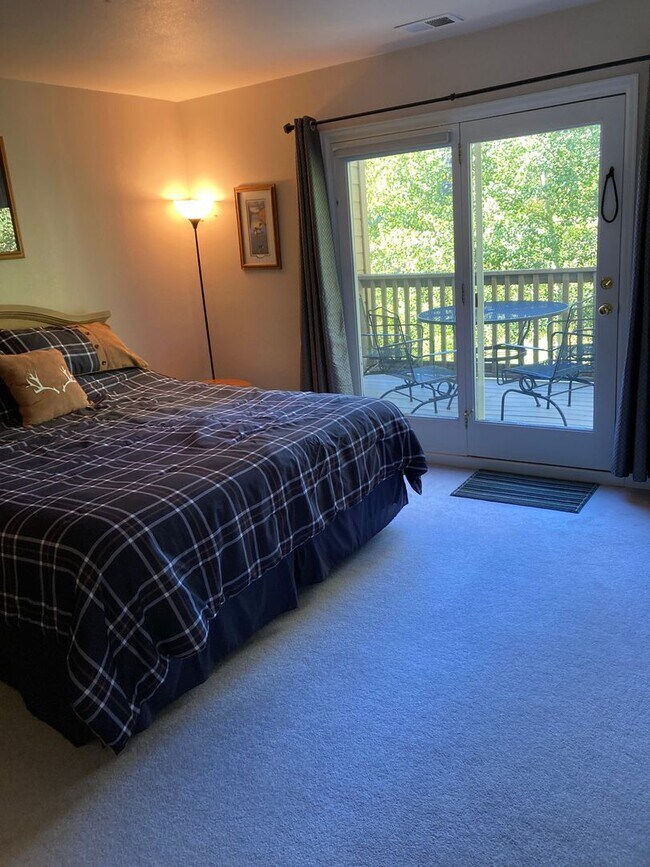 Building Photo - Bright and updated 3 bedroom with loft, In Unit Washer & Dryer, Large windows