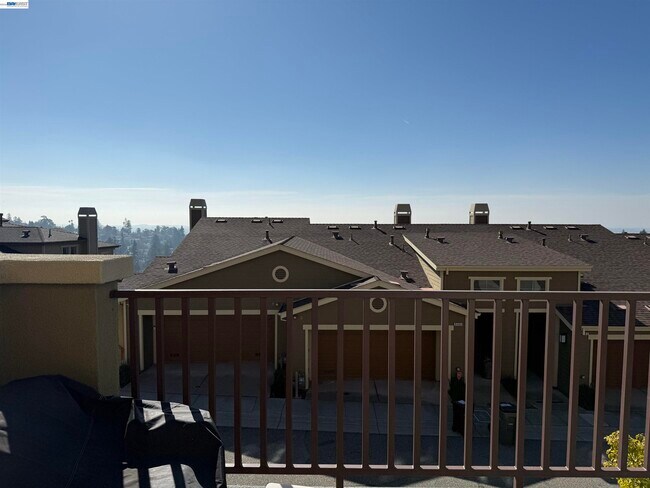 Building Photo - 6492 Bayview Dr