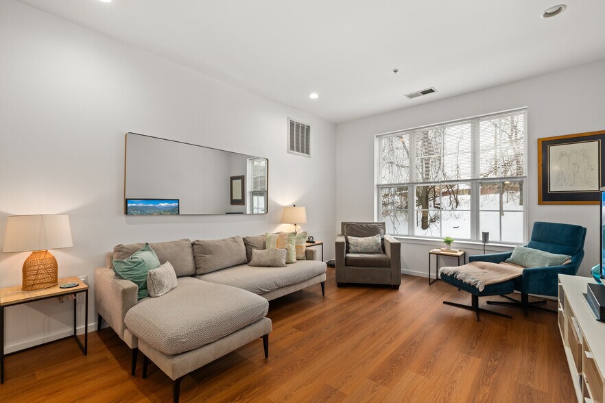 Building Photo - 443 2nd St