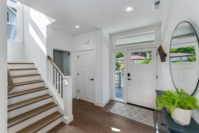 Building Photo - Gorgeous 4 Bed/3.5 Bath with Beautiful Fin...