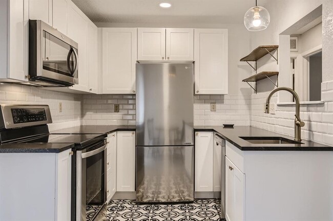 Building Photo - 1015 E Yager Ln