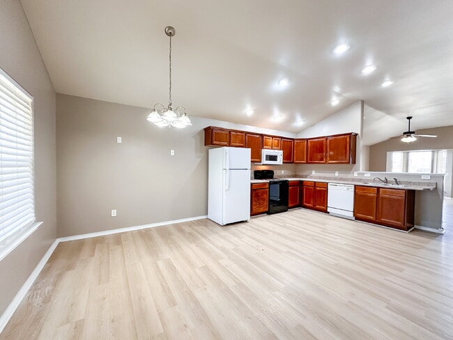 Building Photo - 3-Bedroom Home in Milwaukee Ridge!