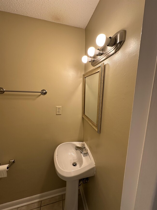 Building Photo - 2409 Talmadge Pl