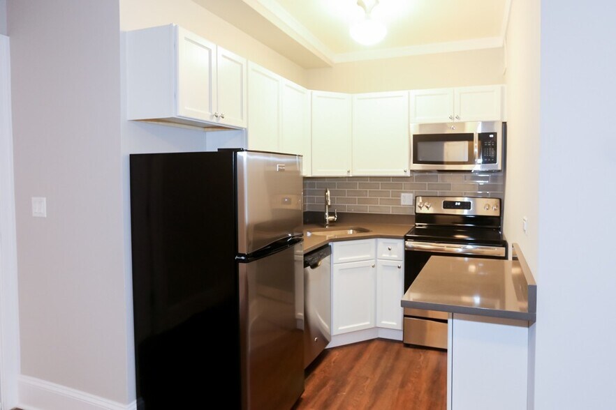Building Photo - 817 W Lakeside Pl