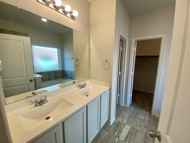 Building Photo - Spacious 4/2.5 beauty ~ Refrigerator/Washe...