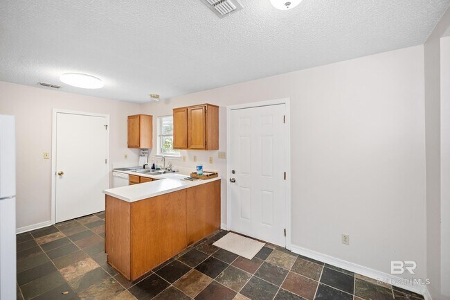 Building Photo - 620 S Oak St