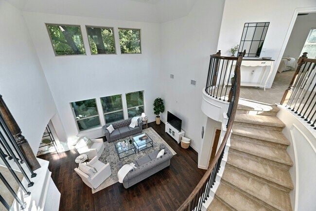 Building Photo - 2400 Winsted Ln