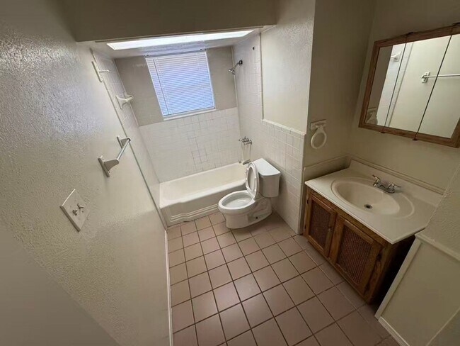 Building Photo - Beautiful 3 Bedroom House in Dallas