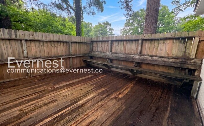 Building Photo - Cozy Home with Fenced Yard and Parking. / 3 Bed & 1 Bath / Availability Now!