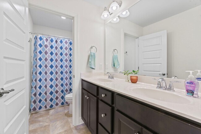 Building Photo - **LIKE-NEW UPGRADED HOME WITH FENCED YARD ...