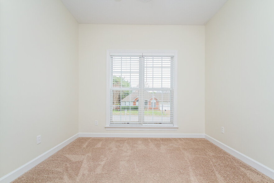 Building Photo - 1801 Devon Dr