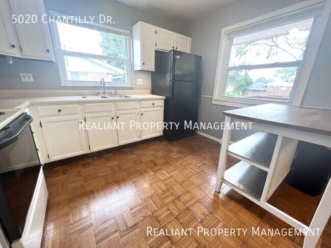 Building Photo - 5020 Chantilly Dr