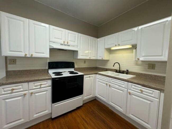 Building Photo - Charming 2 Bedroom Home Available - Unfini...