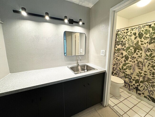 Building Photo - Best Deal in the area! Newly renovated Studio apartment - All Utilities Included!