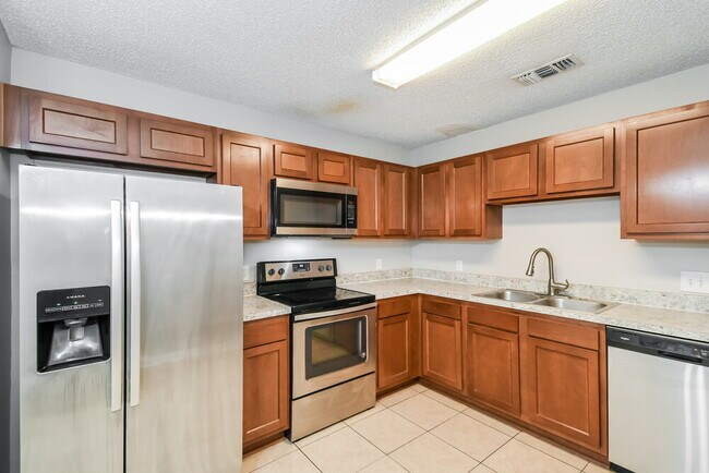 Building Photo - 1853 Alberta Ct N