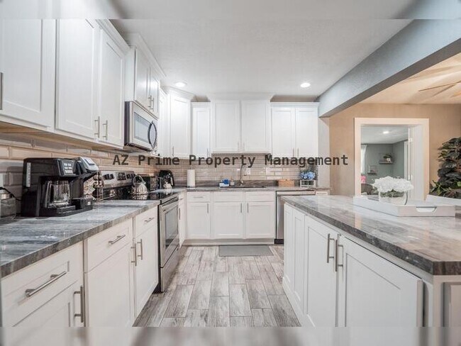 Building Photo - 1942 W Indianola Ave