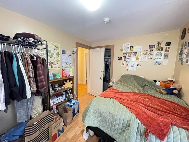 Building Photo - AVAILABLE JUNE - Spacious 6 Bed 1.5 Bath Home near Campus