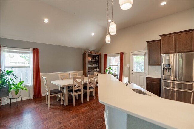 Building Photo - 2009 Garretts Way