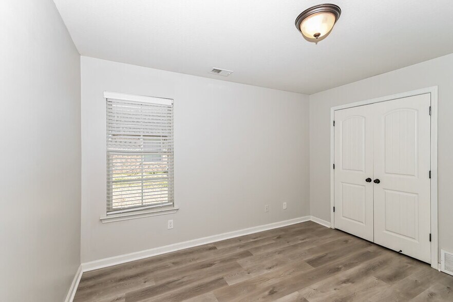 Building Photo - 2805 S Cherry Dr