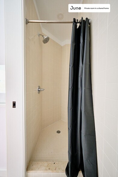Building Photo - Private bedroom in 4 bed/4 bath Home