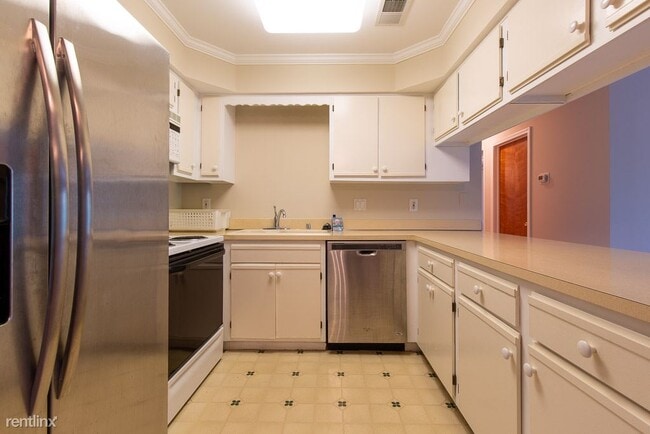 Building Photo - 2 br, 1 bath  - 30506 Oakridge Manor Dr