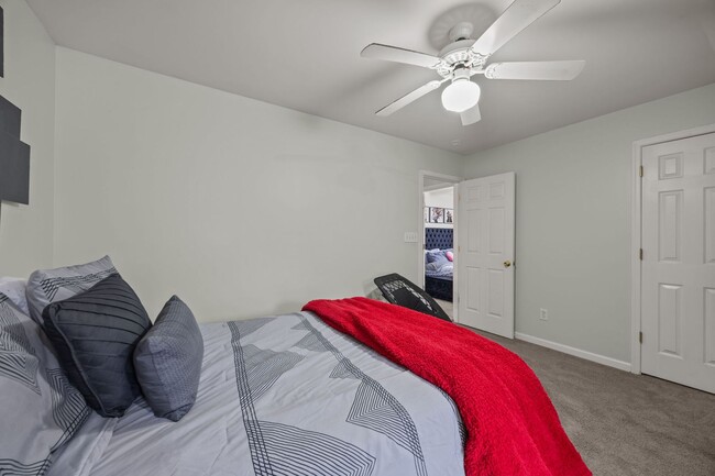 Building Photo - Stunning Townhome for Rent in Whitsett!