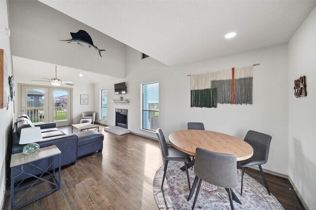 Building Photo - 4126 San Jacinto Dr