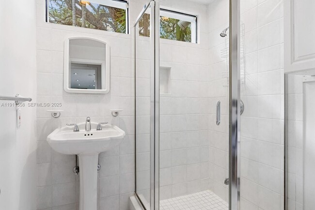 Building Photo - 11015 Lakeside Dr