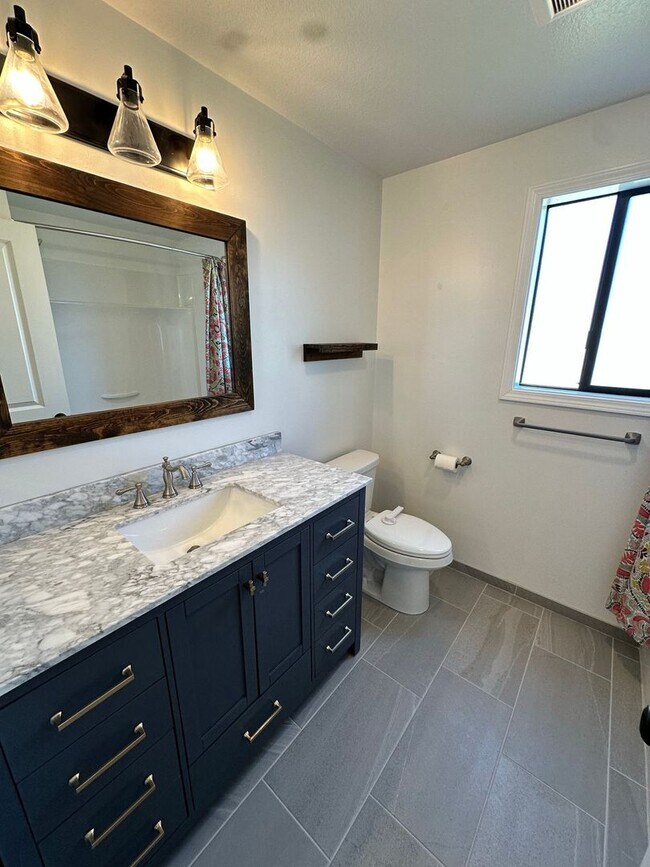Building Photo - Stunning large 3 bedroom home in West Aubu...