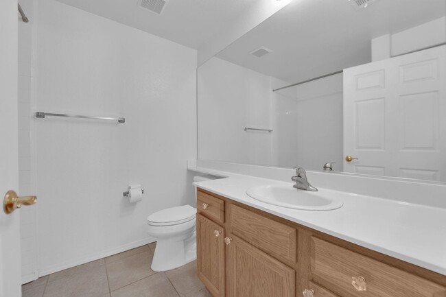 Building Photo - Charming 2 bedrooms 2 Bathrooms in the Amb...