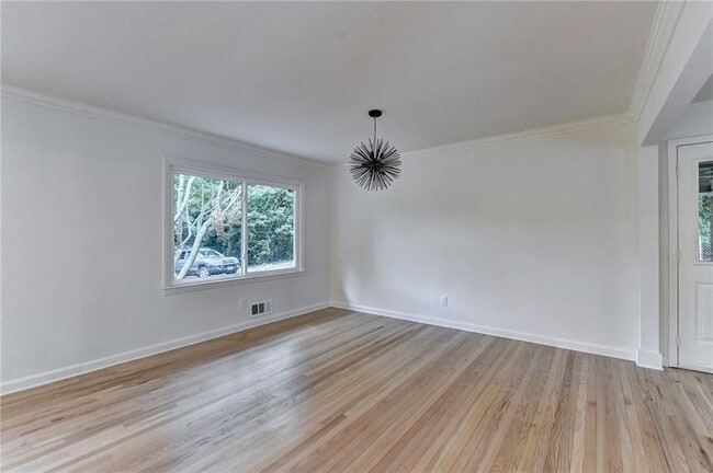 Building Photo - 6085 Glenridge Dr