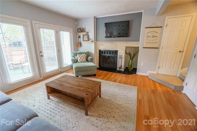 Building Photo - 423 W 8th St